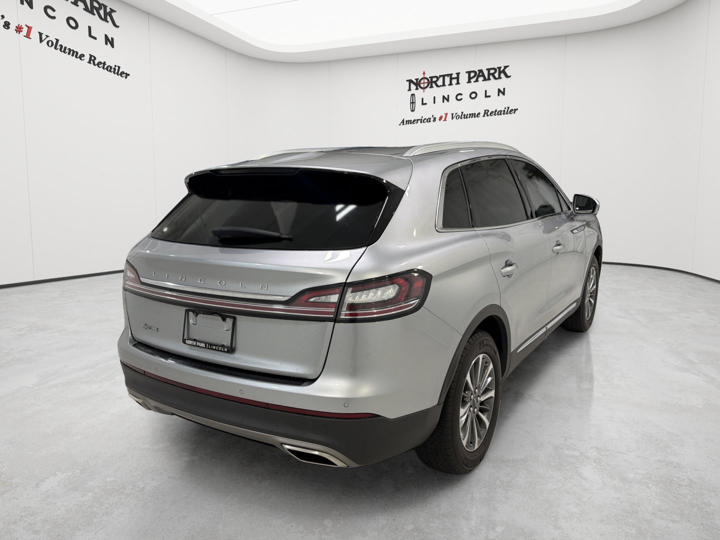 Used 2023 Lincoln Nautilus FWD w/ Premium Package image 5