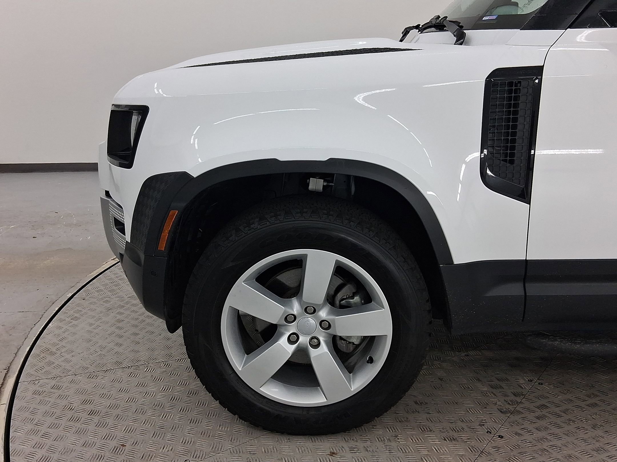 Used 2025 Land Rover Defender 90 S image 11