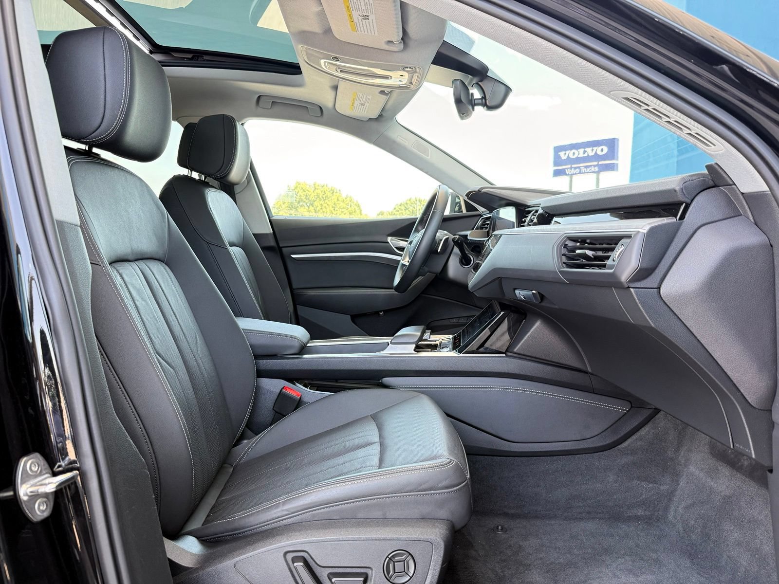 Used 2023 Audi e-tron Premium Plus w/ Premium Plus Package AWD/4WD image 31