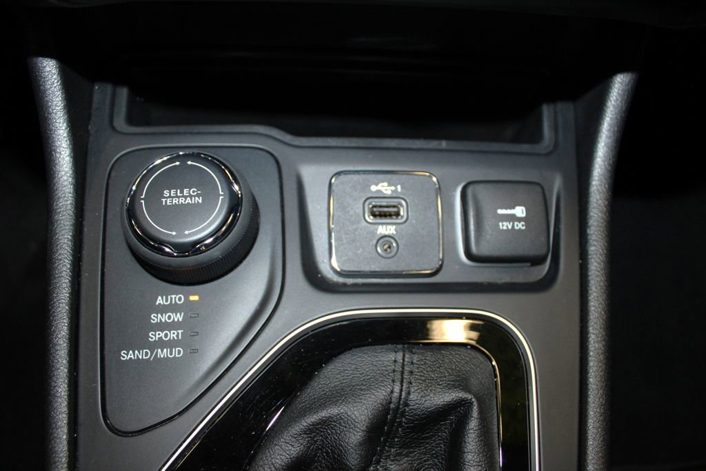 Used 2021 Jeep Cherokee Latitude Plus image 19