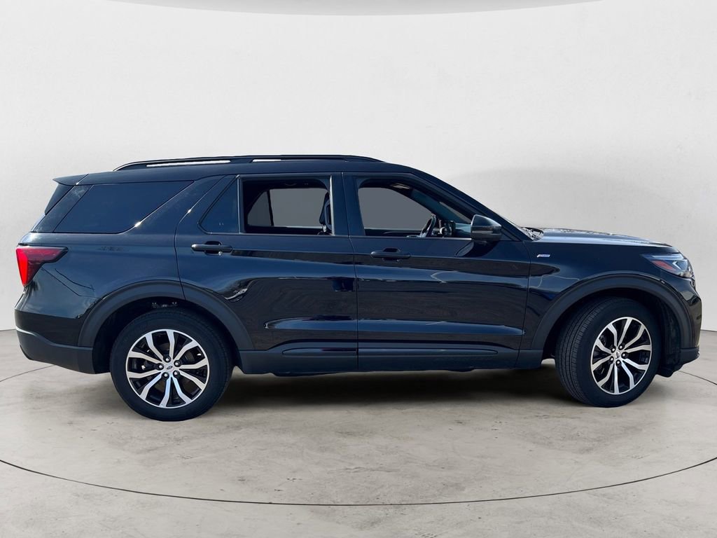 Used 2025 Ford Explorer ST-Line image 2