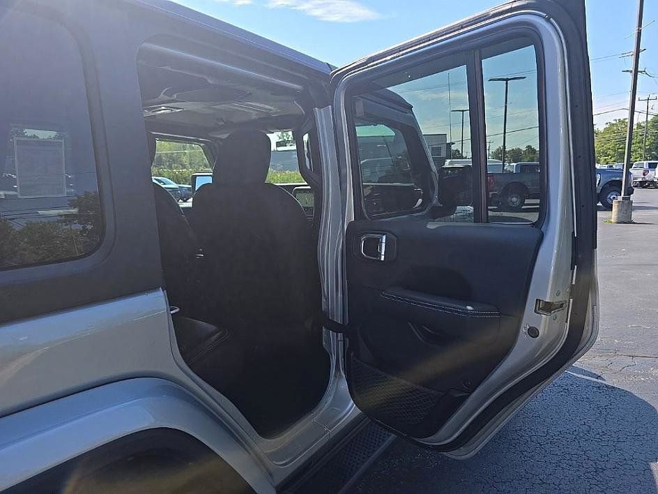 Used 2022 Jeep Wrangler Unlimited Sahara w/ Dual Top Group image 30