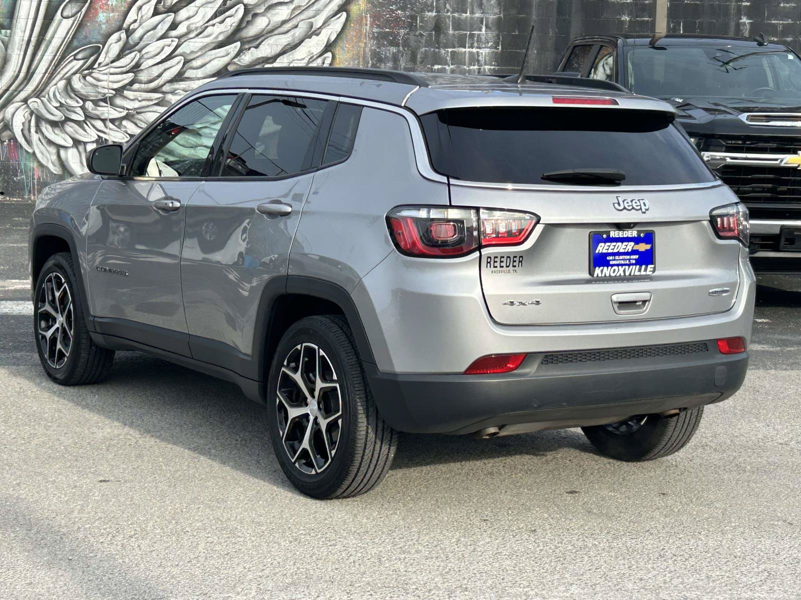 Used 2024 Jeep Compass Latitude AWD/4WD image 5