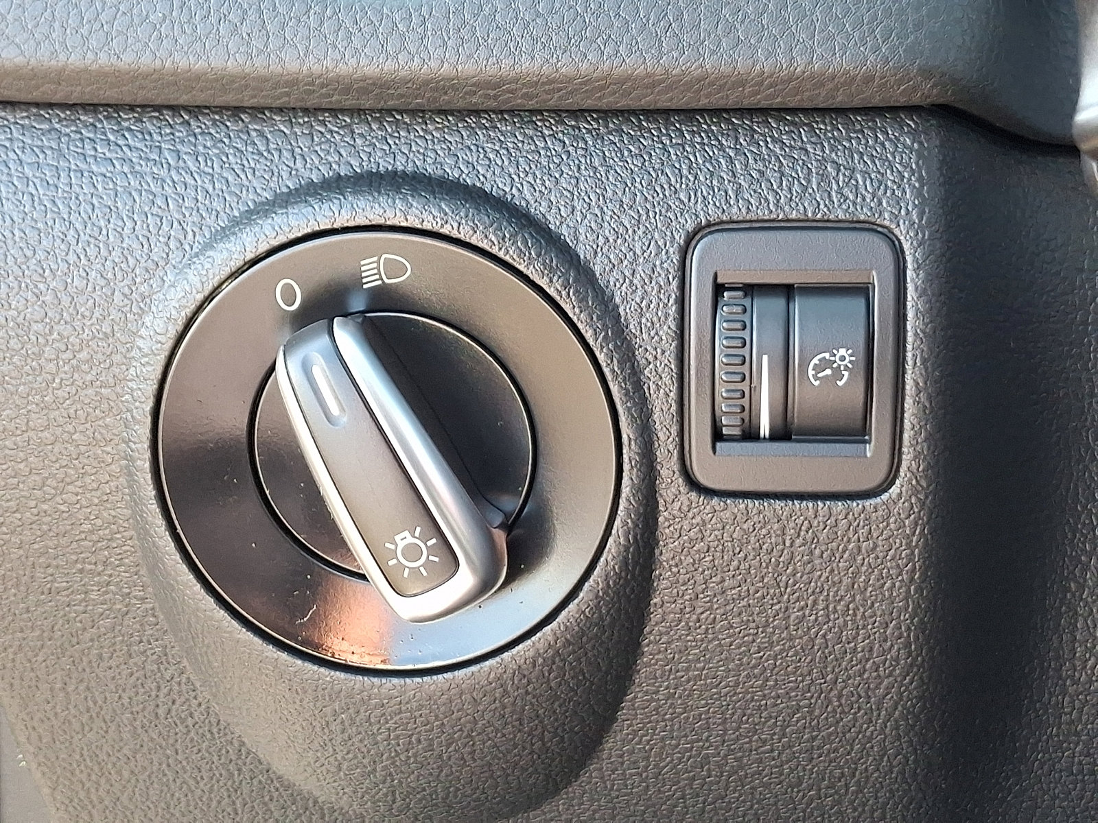 Used 2015 Volkswagen Tiguan SE image 23