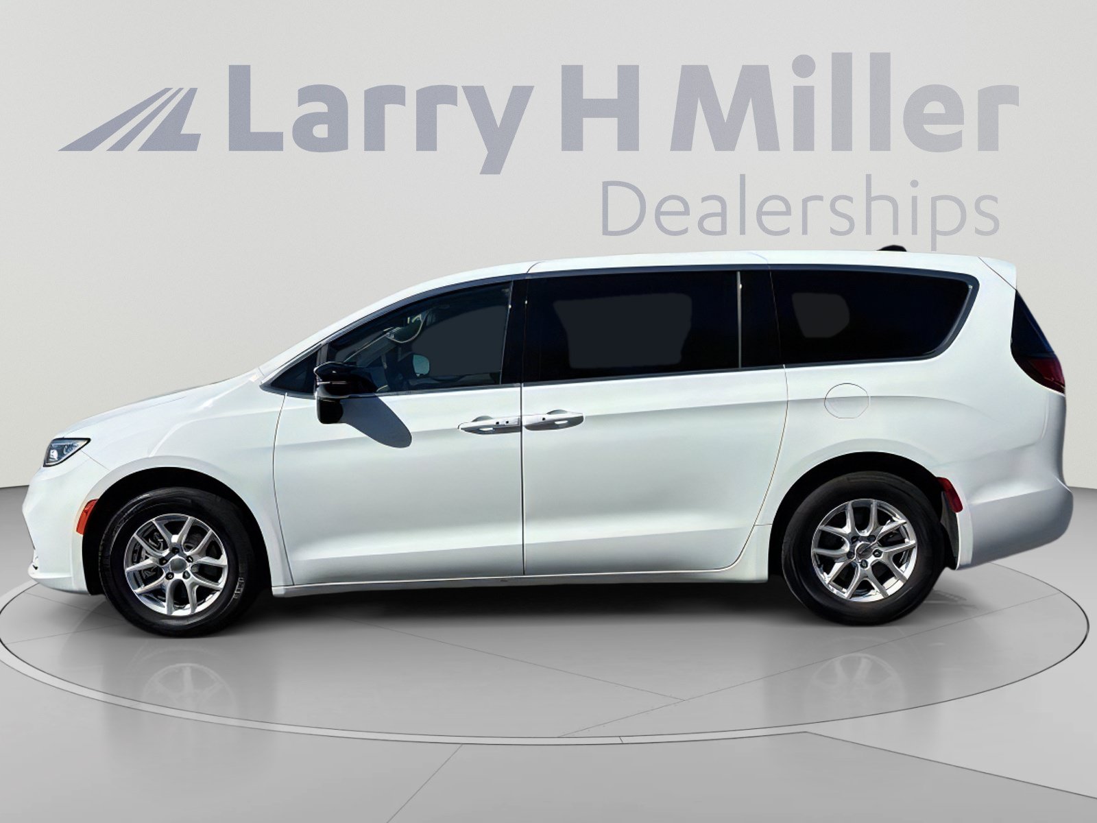 Used 2025 Chrysler Pacifica Select FWD image 3