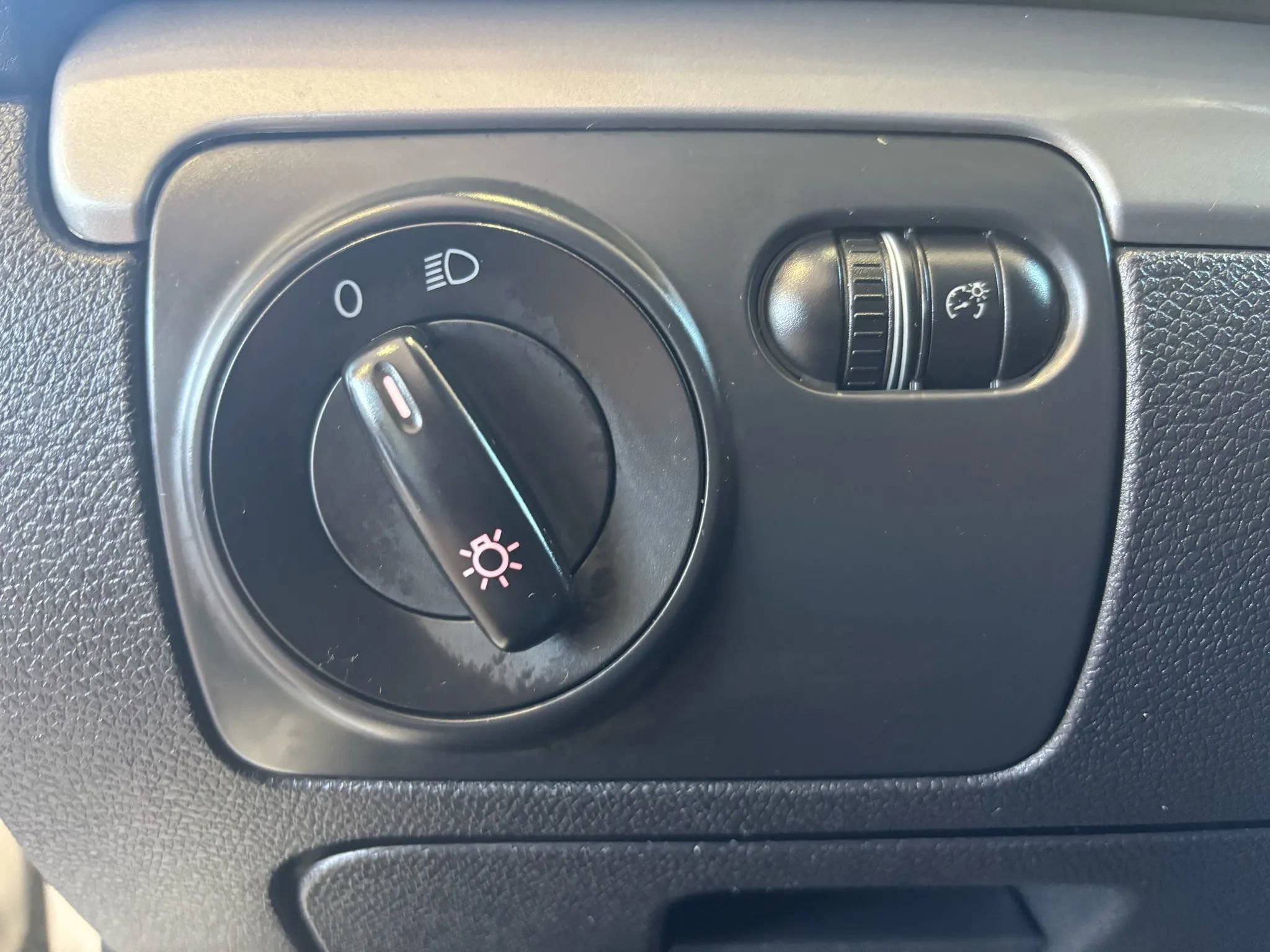 Used 2014 Volkswagen Golf 4-Door image 17