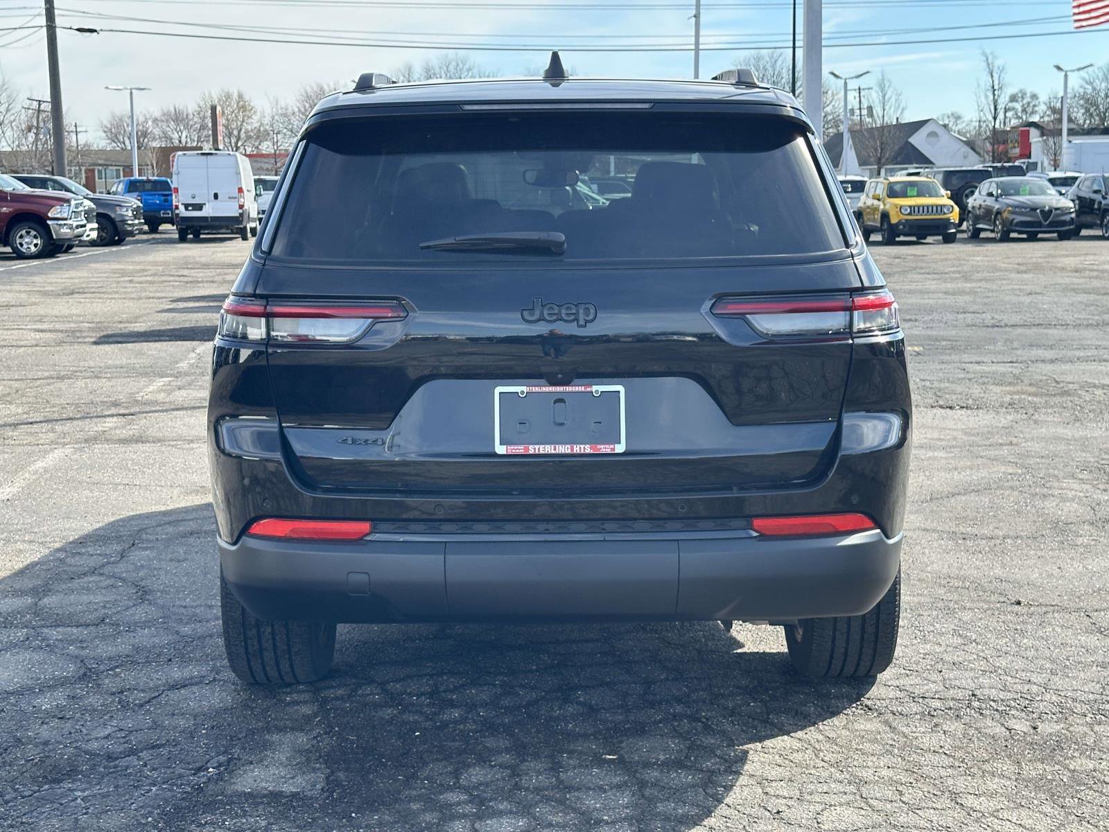 Used 2023 Jeep Grand Cherokee L Laredo image 5