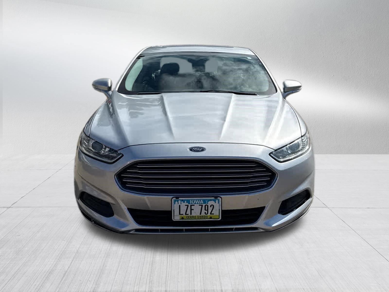 Used 2013 Ford Fusion SE FWD image 2