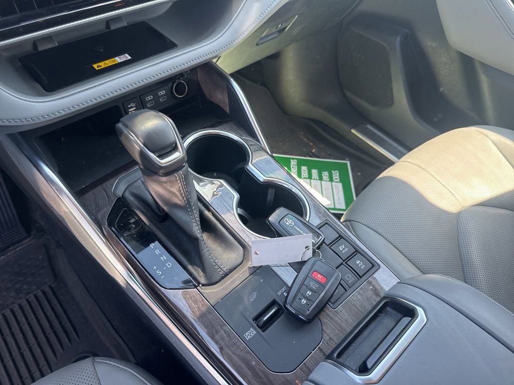 Used 2023 Toyota Highlander Platinum image 12