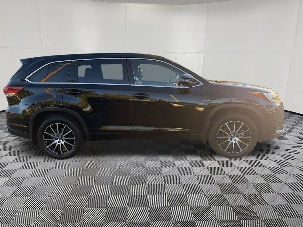 Used 2018 Toyota Highlander SE w/ Carpet Mat Package (TMS) AWD/4WD image 10