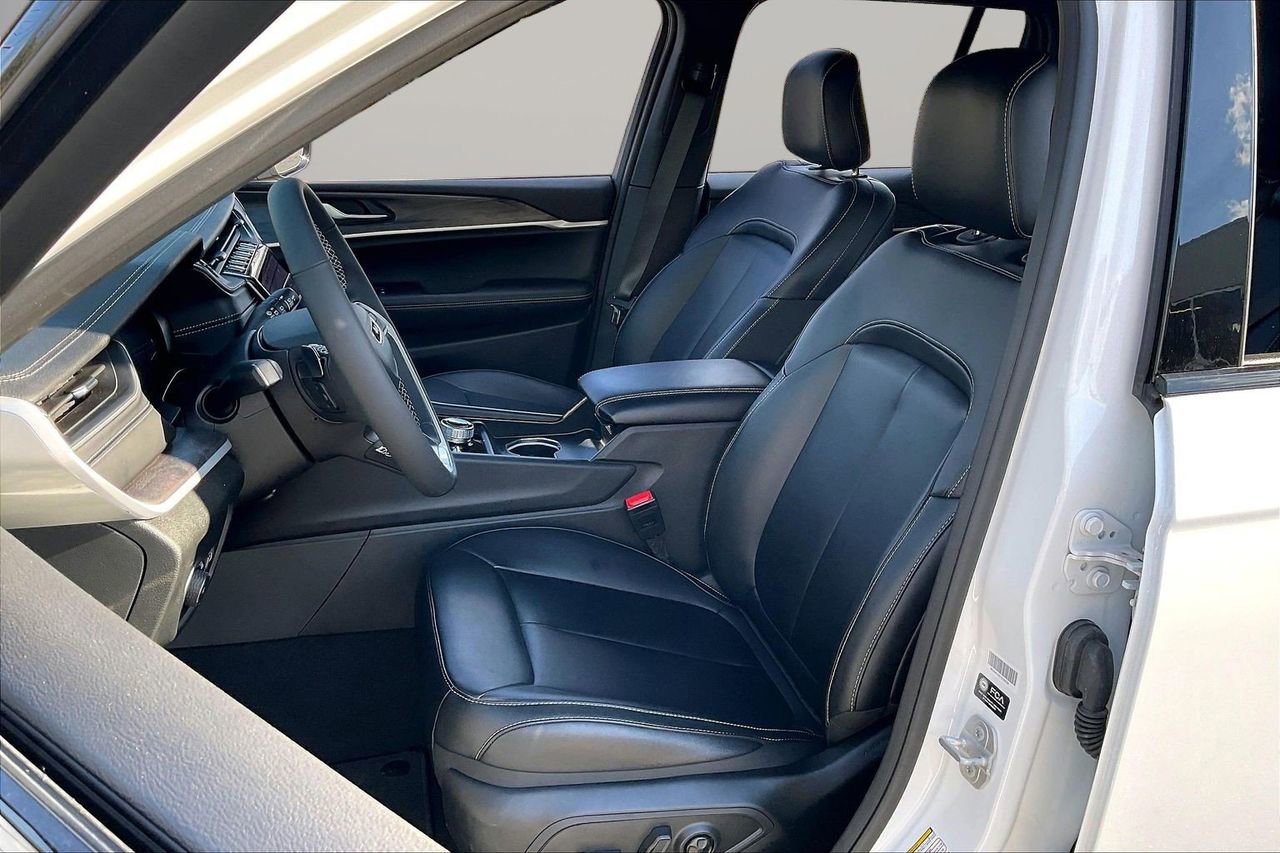 Certified 2025 Jeep Grand Cherokee Limited w/ Black Appearance Package image 22