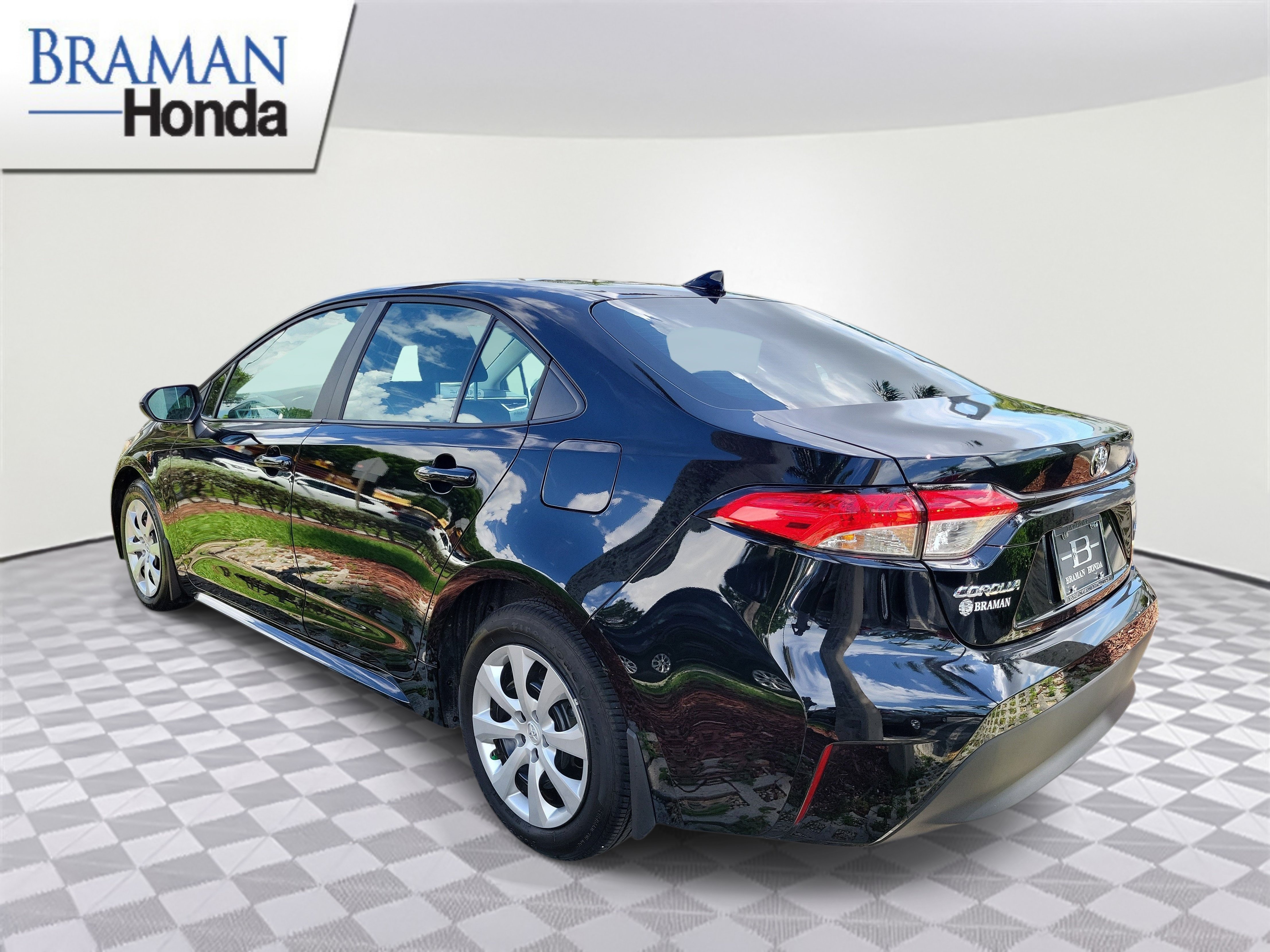 Used 2025 Toyota Corolla LE FWD image 4