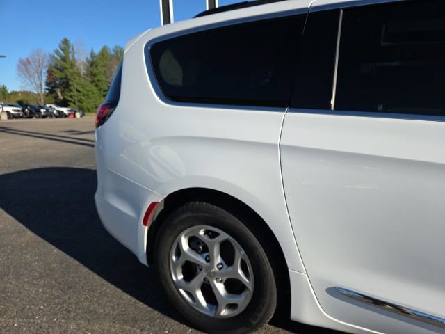 Used 2023 Chrysler Pacifica Limited FWD image 33