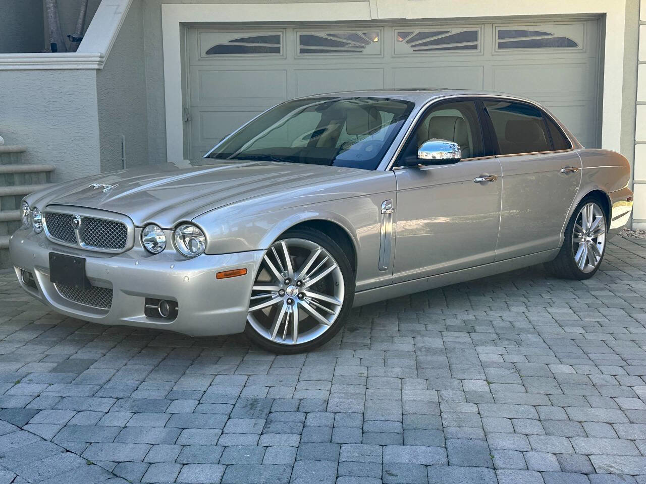 Used 2009 Jaguar XJ Vanden Plas Super V8 Portfolio image 1