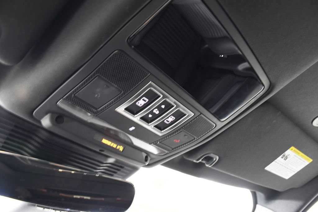Used 2025 Land Rover Discovery Dynamic SE AWD/4WD image 34