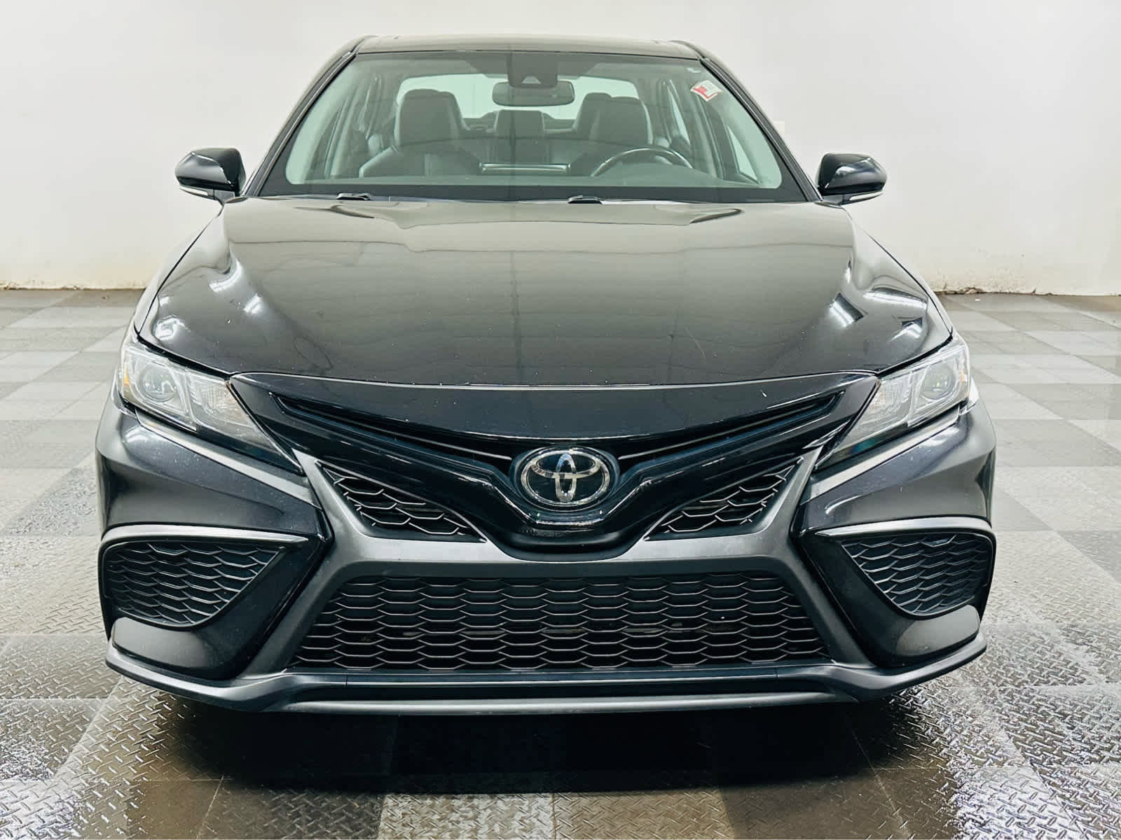 Used 2023 Toyota Camry SE image 2