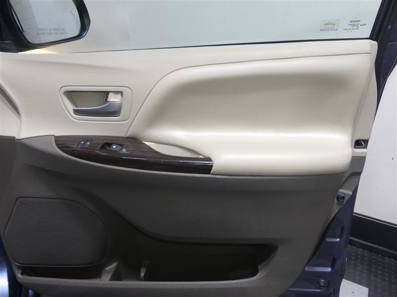 Used 2015 Toyota Sienna XLE FWD image 19