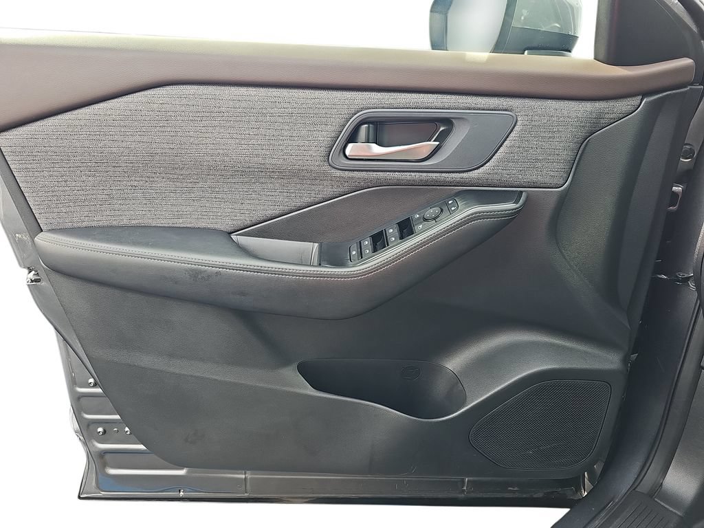 Used 2023 Nissan Rogue SV FWD image 25