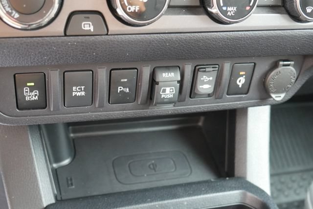 Used 2018 Toyota Tacoma TRD Off-Road w/ Technology Package AWD/4WD image 24