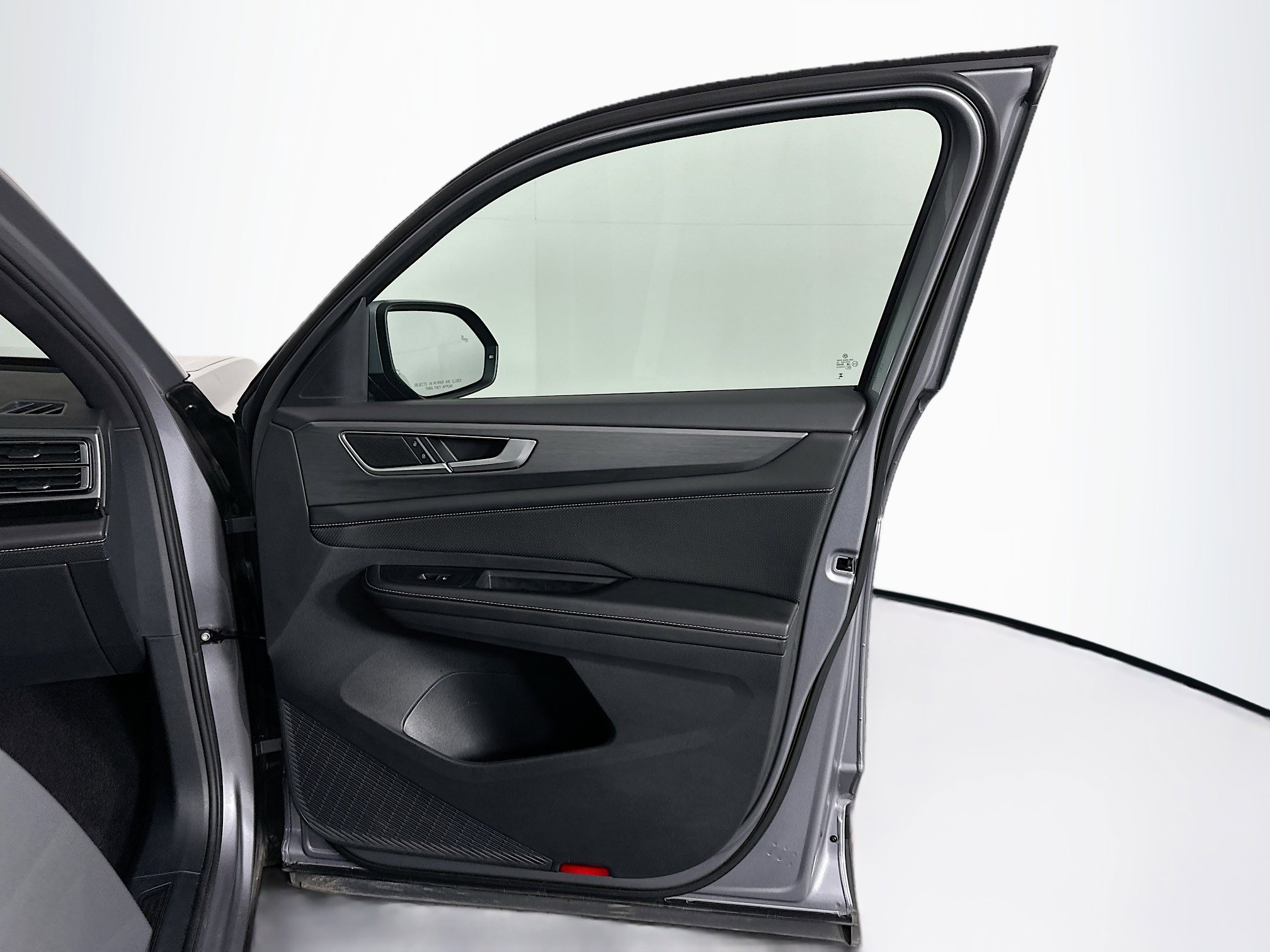 Used 2025 Volkswagen Atlas Cross Sport SE image 33