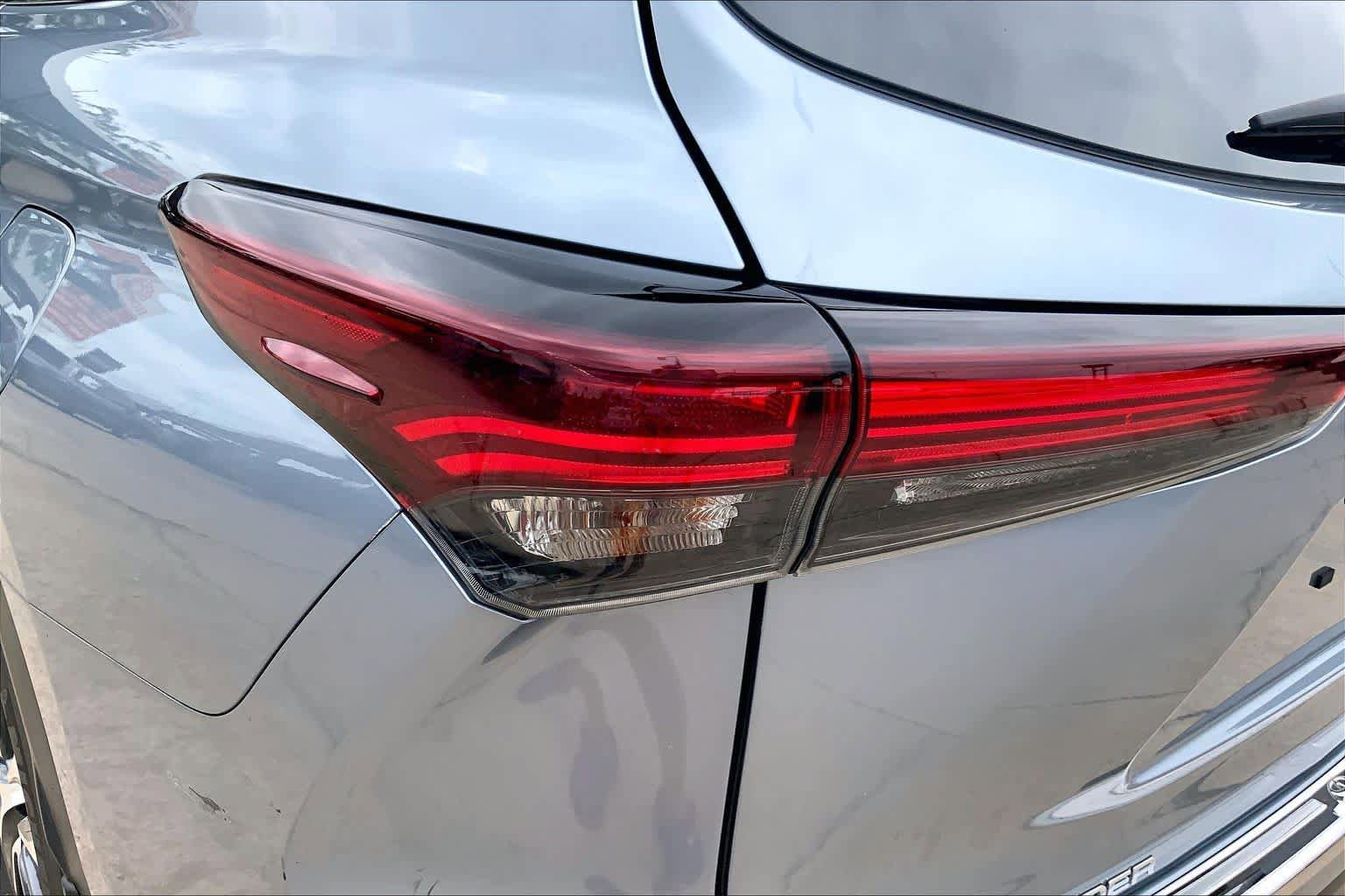 Used 2024 Toyota Highlander XLE AWD/4WD image 28