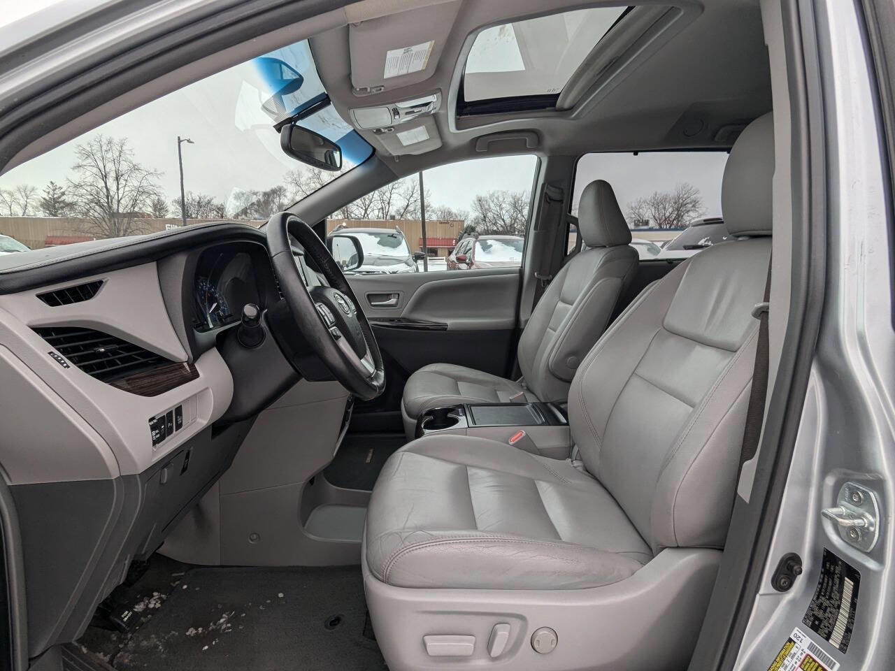 Used 2017 Toyota Sienna XLE w/ XLE Navigation Package image 12