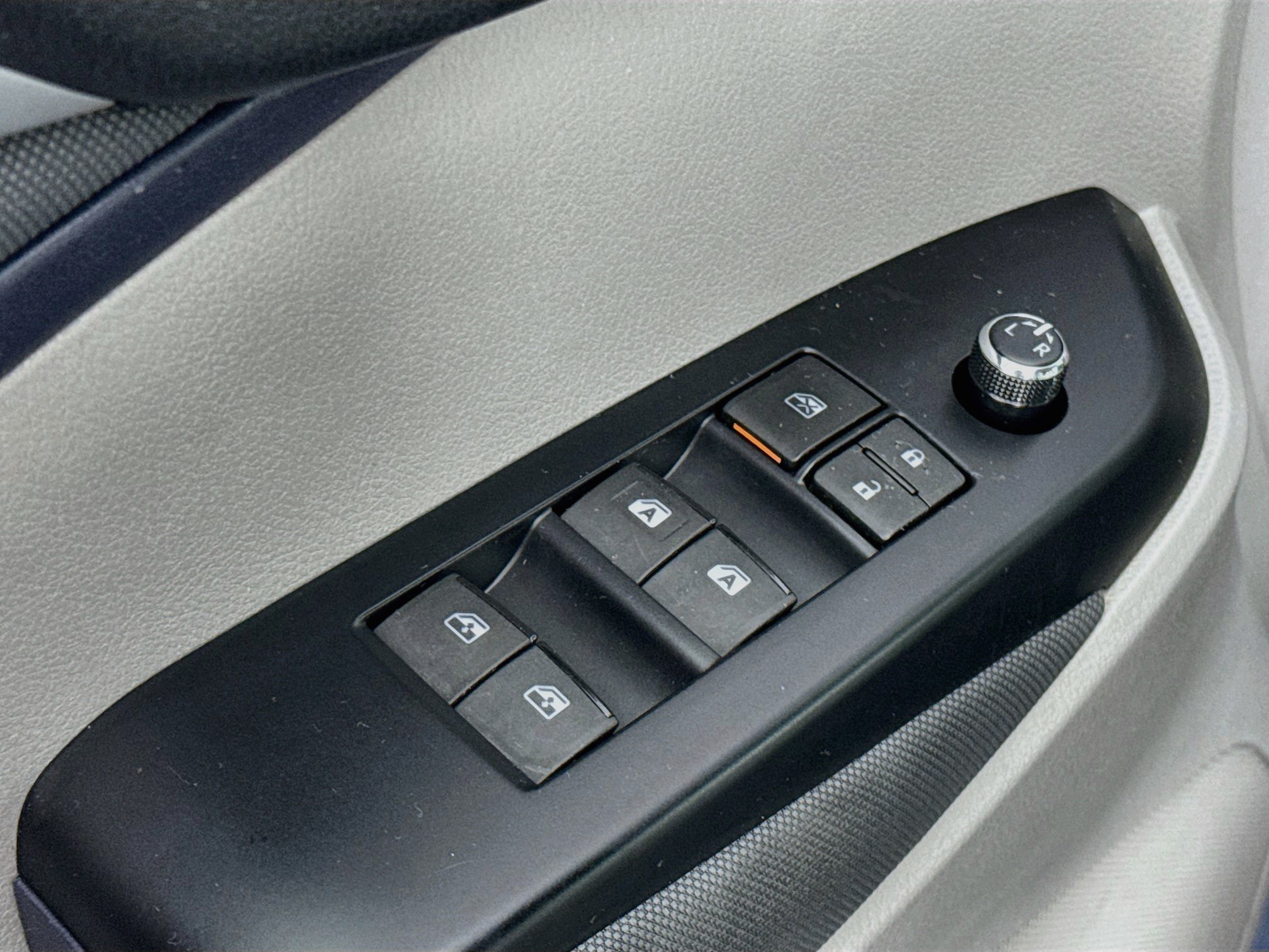 Used 2019 Toyota Highlander LE FWD image 17