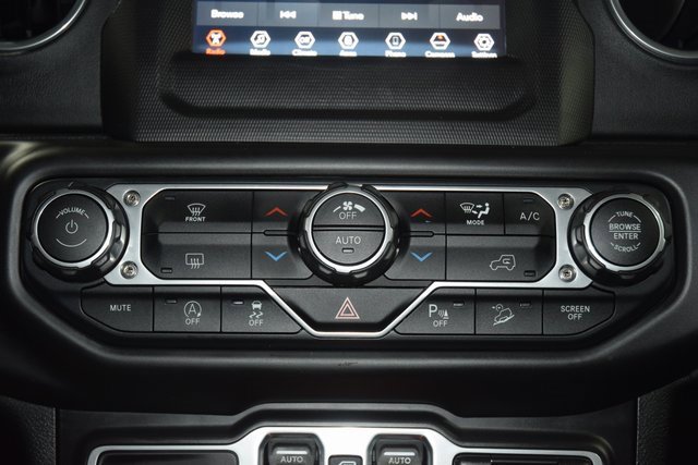 Used 2018 Jeep Wrangler Unlimited Sahara image 33