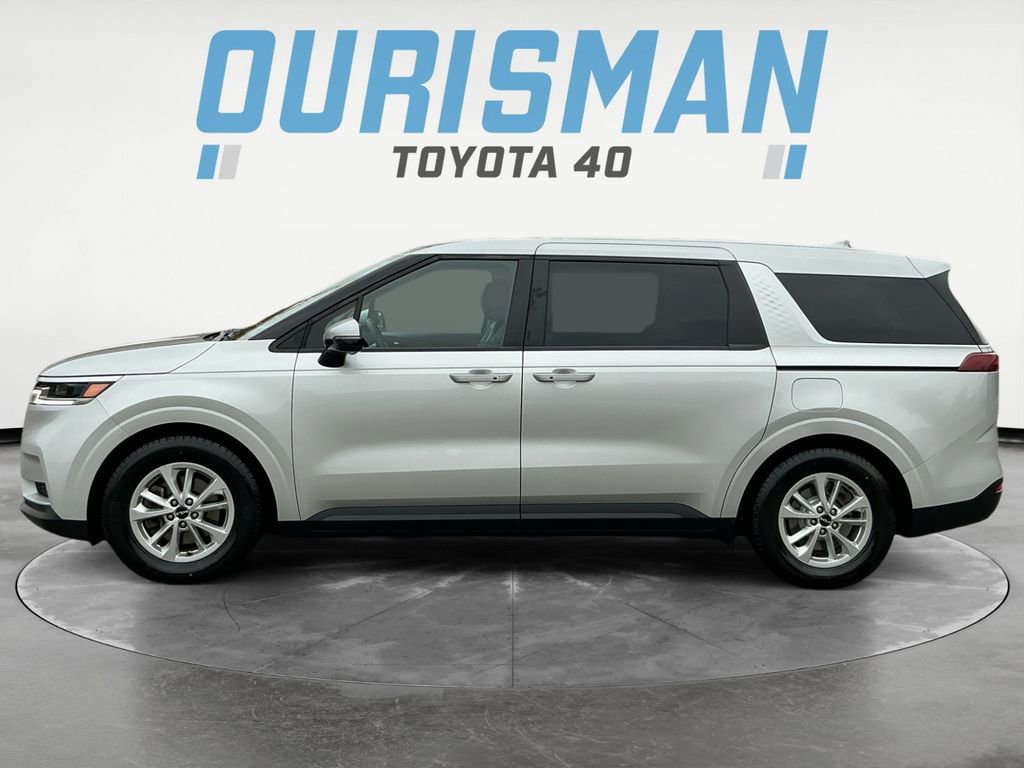 Used 2023 Kia Carnival LX image 3