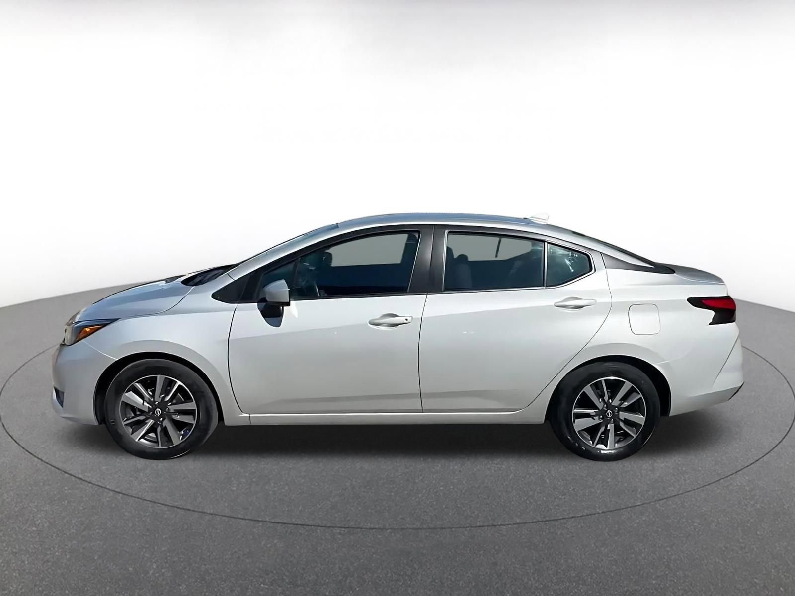 Used 2025 Nissan Versa SV image 9