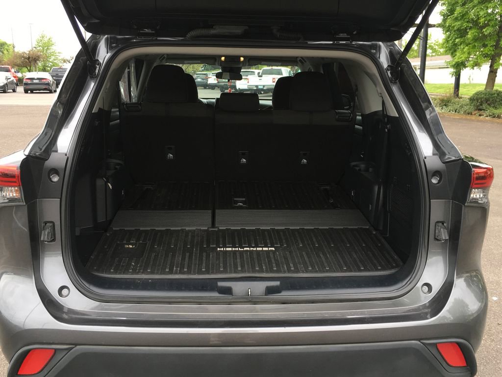 Used 2023 Toyota Highlander L FWD image 6