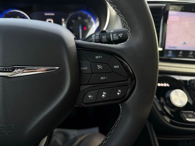 Certified 2025 Chrysler Pacifica Limited image 35