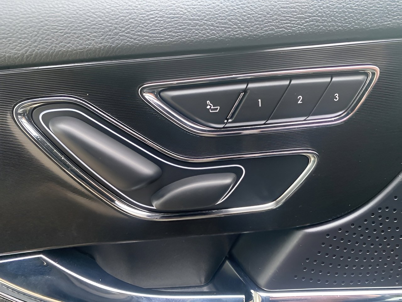 Used 2024 Lincoln Corsair AWD w/ Towing Package image 9