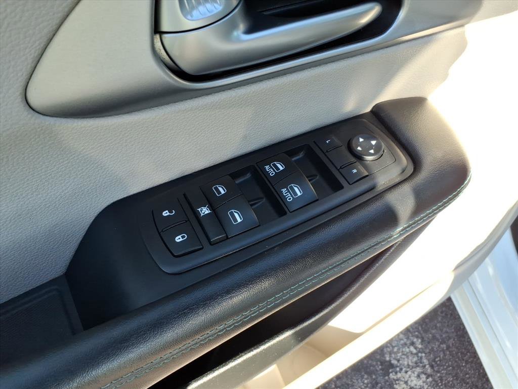 Used 2018 Chrysler Pacifica Touring-L image 14