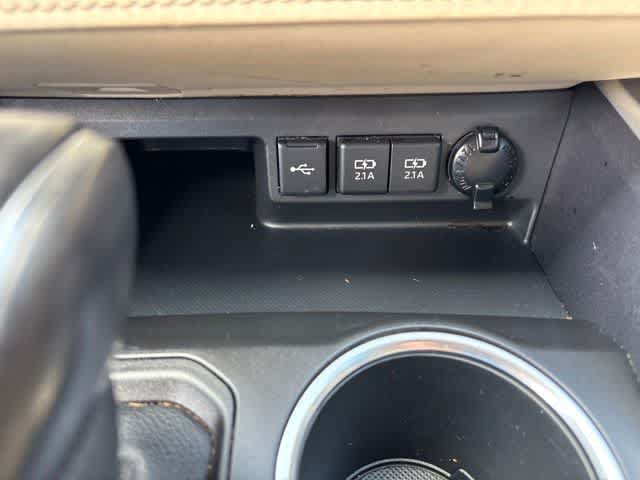 Used 2021 Toyota Highlander XLE FWD image 19