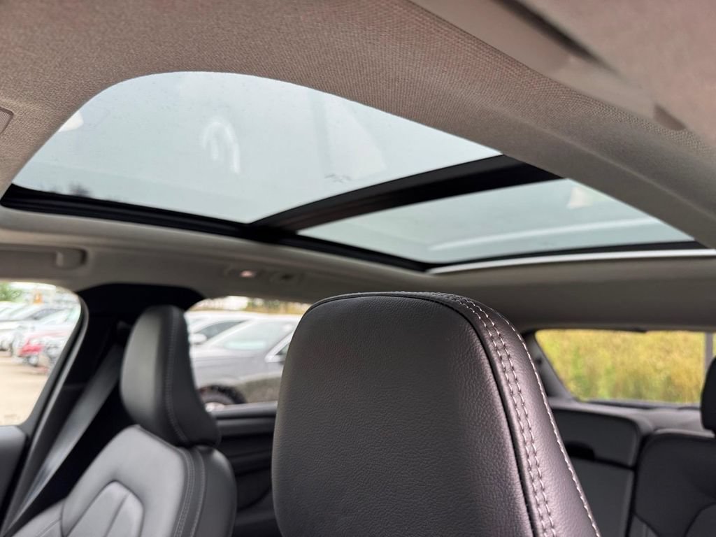 Certified 2023 Volvo XC40 B5 Plus w/ Climate Package AWD/4WD image 7