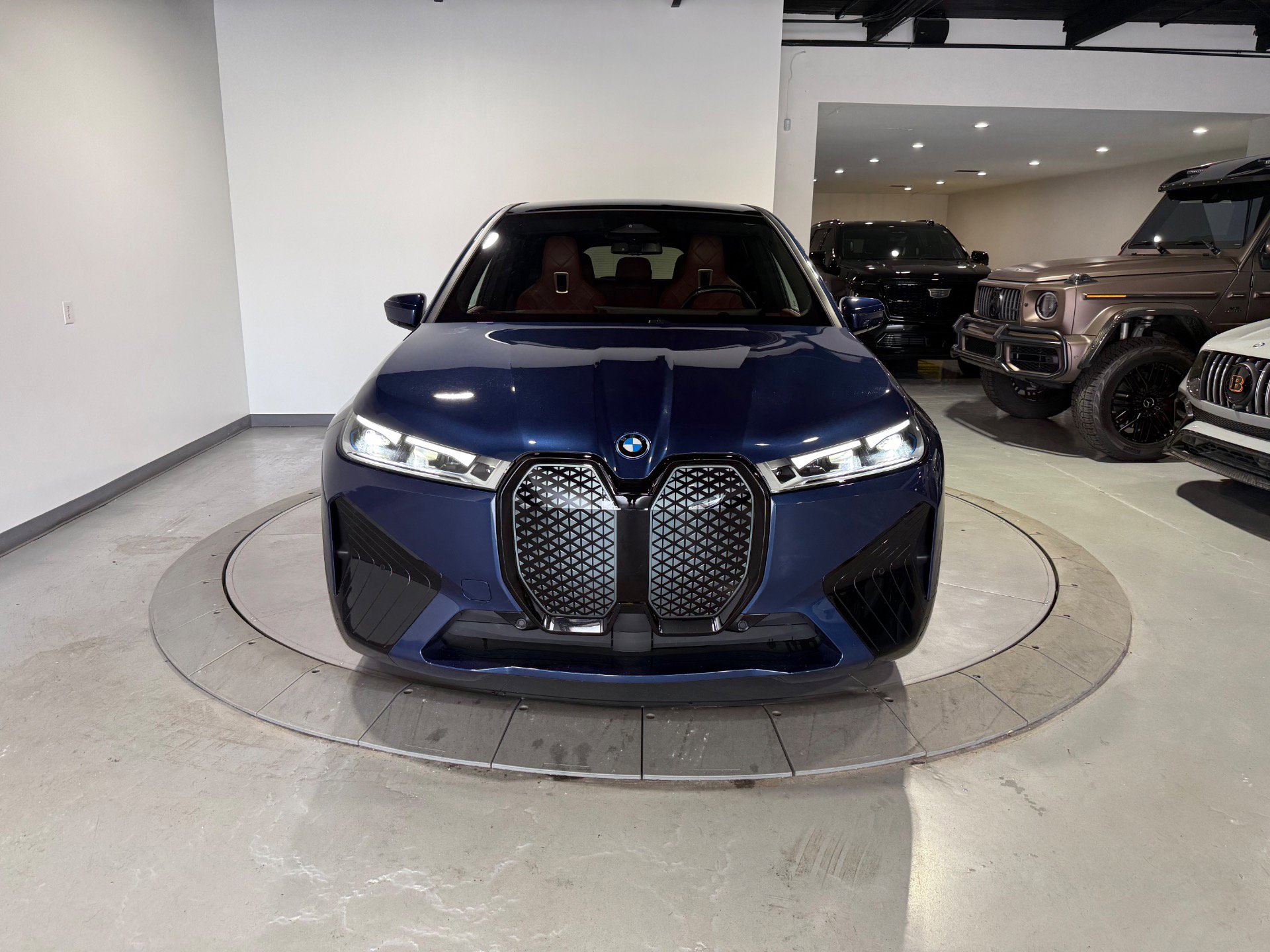 Used 2023 BMW iX xDrive50 w/ Sport Package AWD/4WD image 10