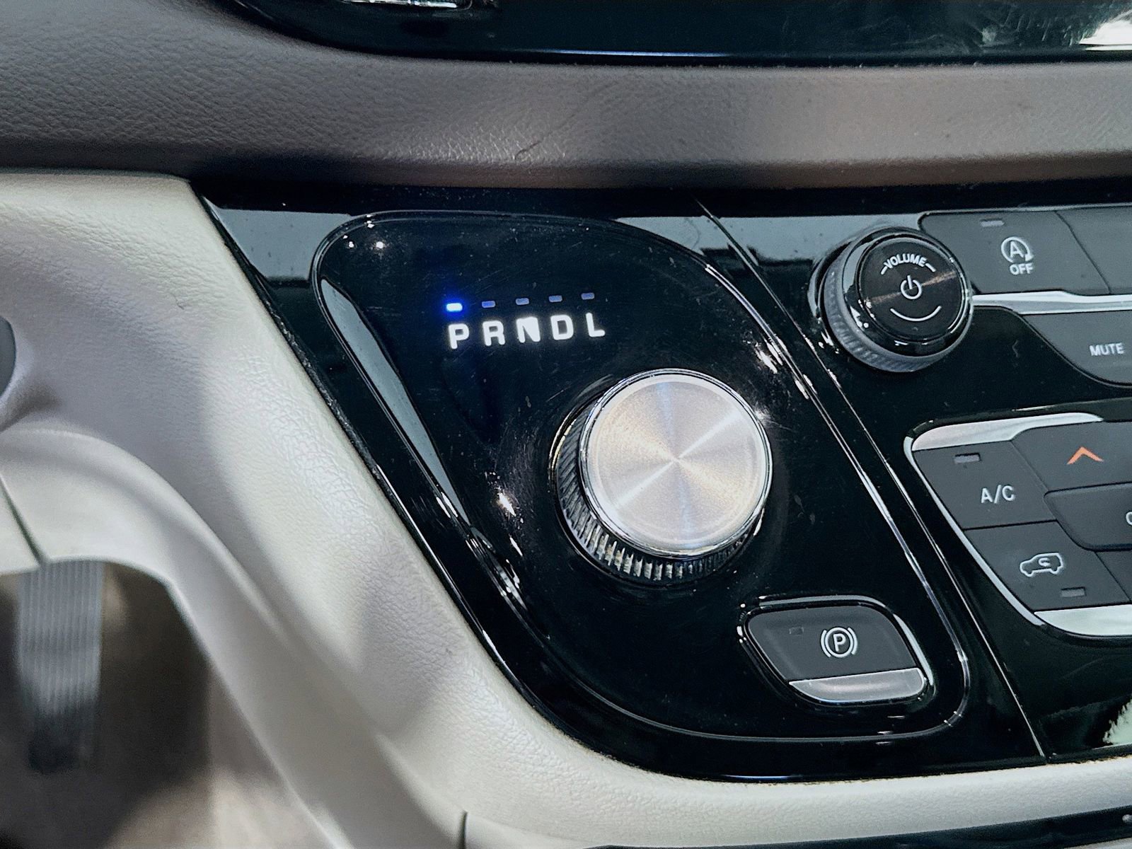 Used 2019 Chrysler Pacifica Touring-L FWD image 15