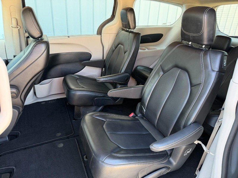 Used 2023 Chrysler Pacifica Touring-L FWD image 17