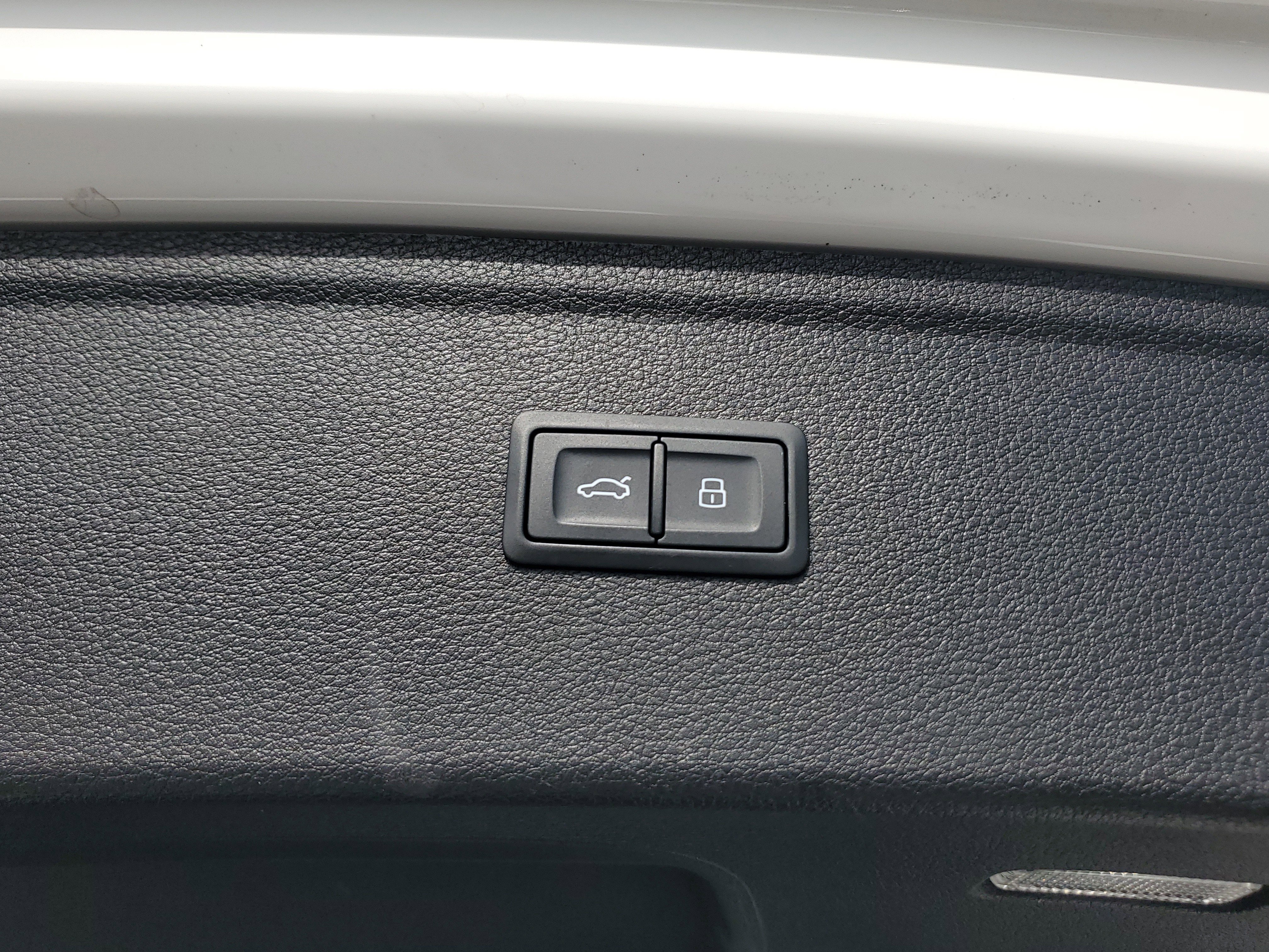 Used 2021 Audi Q5 Premium w/ Convenience Package image 16