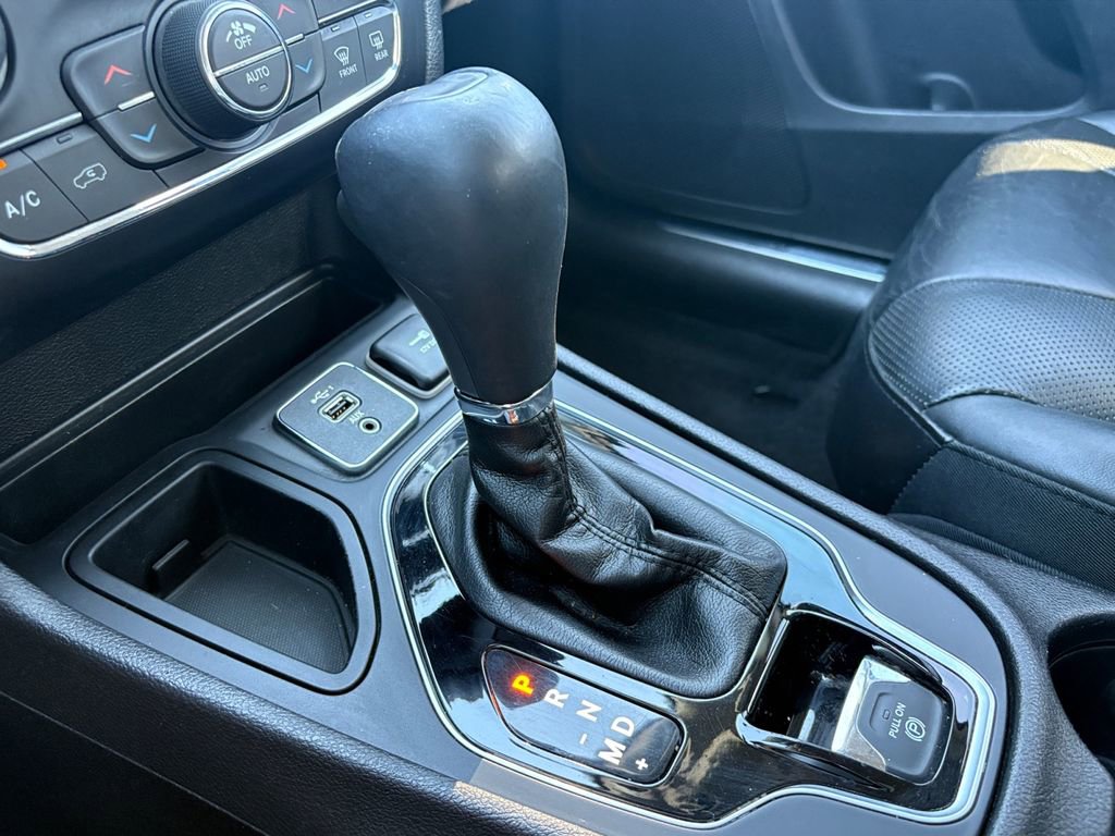 Used 2019 Jeep Cherokee Limited w/ Technology Group image 29