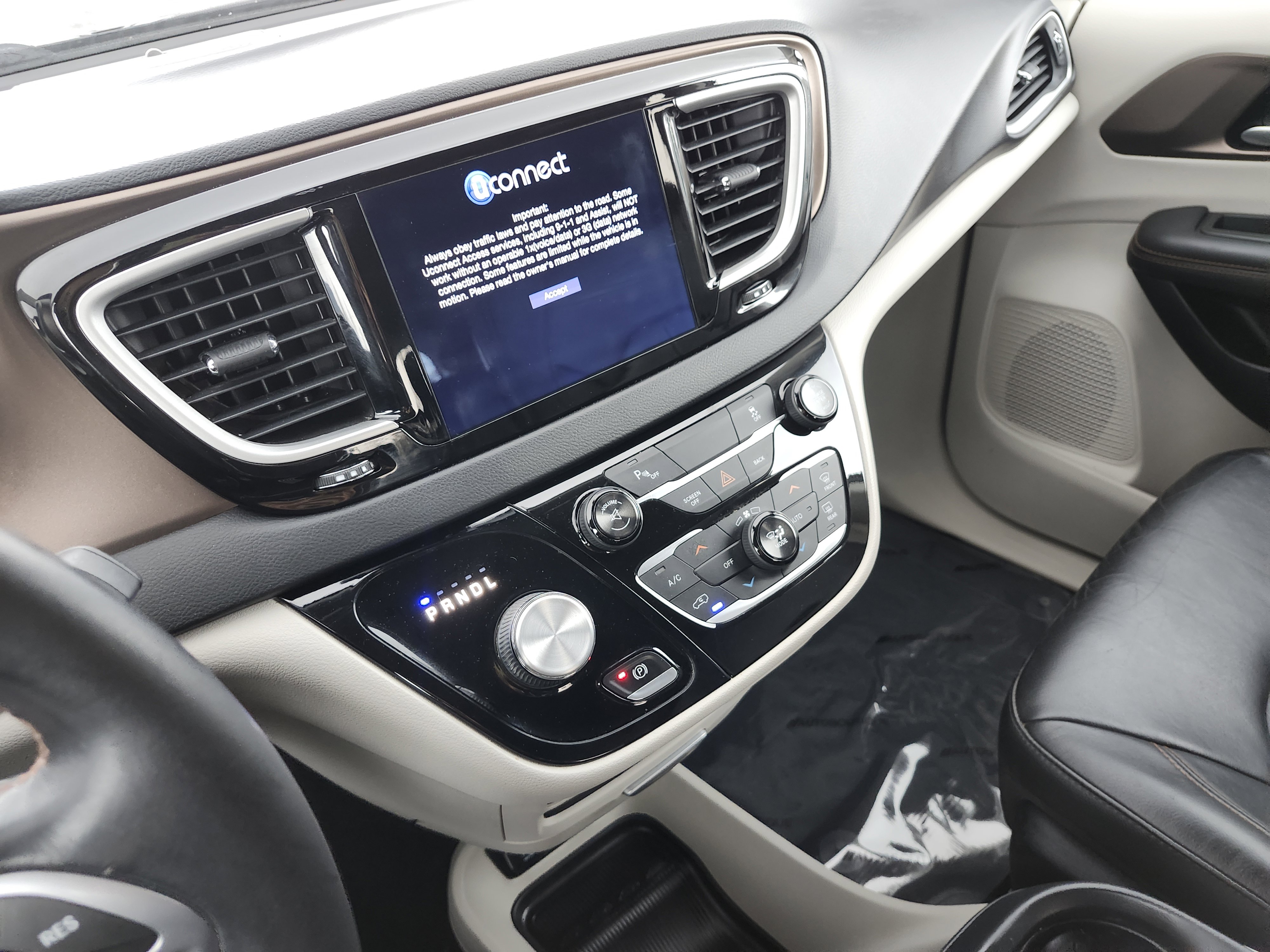 Used 2017 Chrysler Pacifica Touring-L image 25