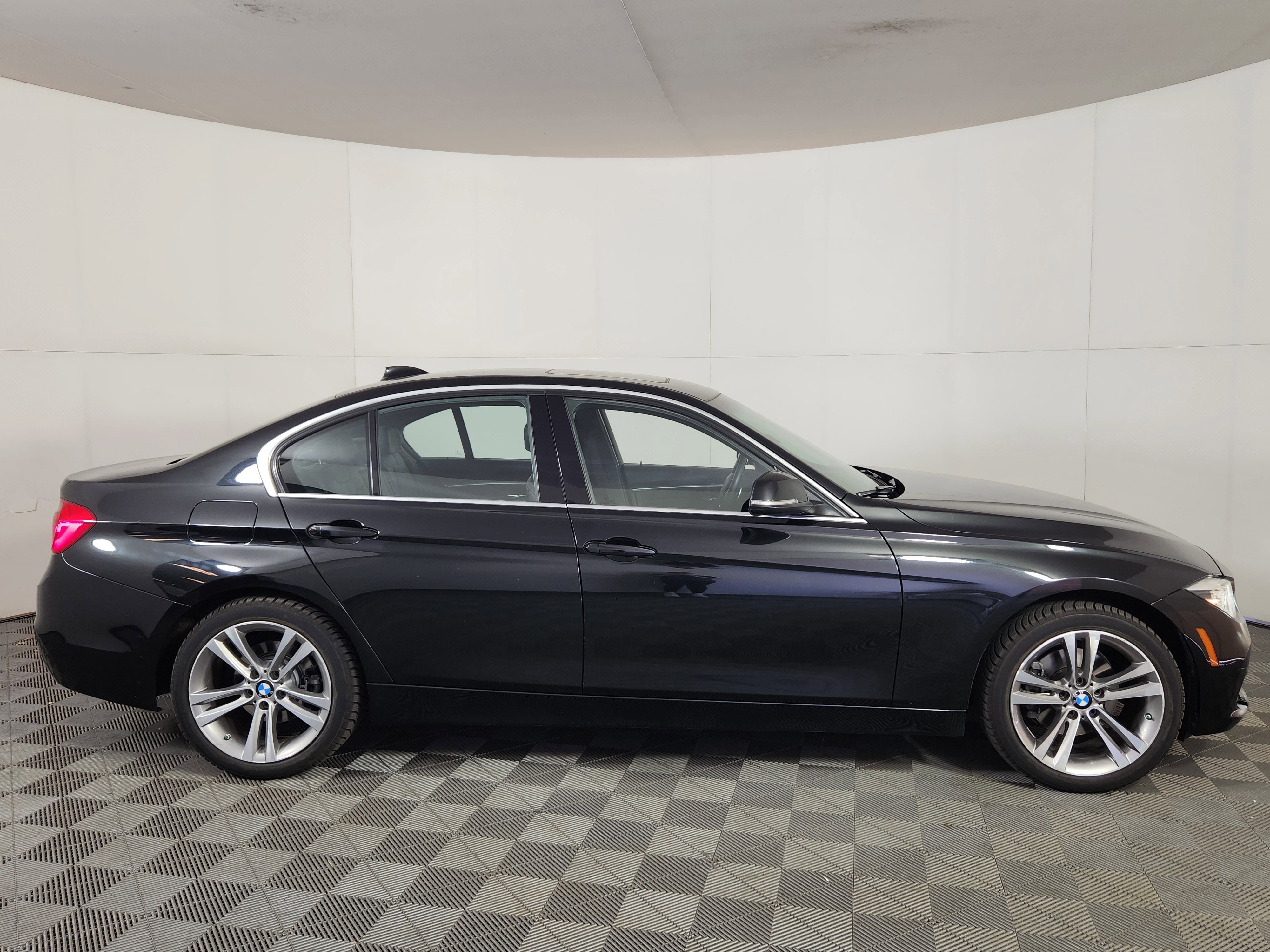 Used 2018 BMW 330i xDrive Sedan AWD/4WD image 8