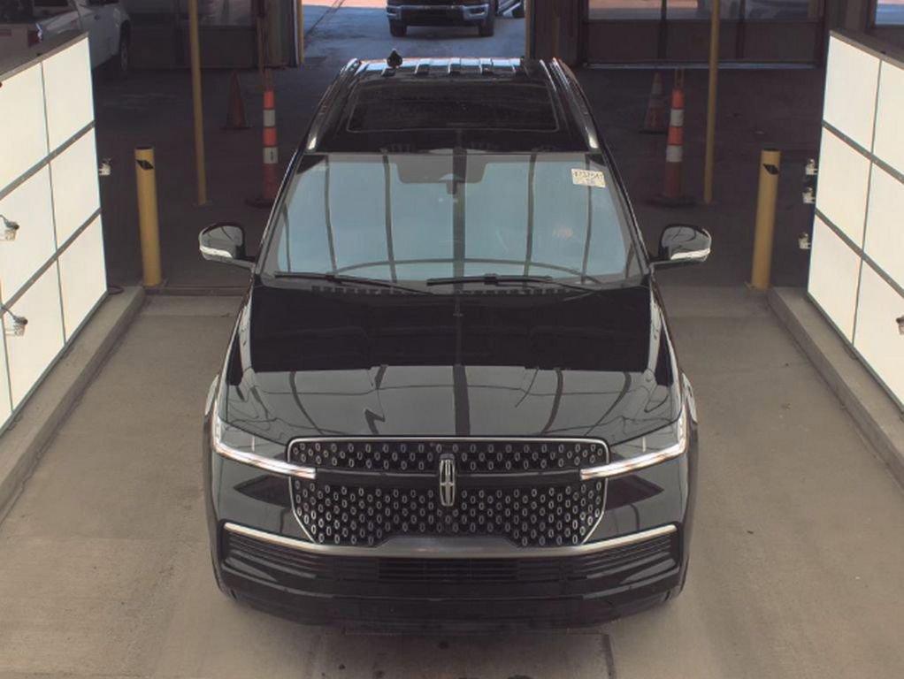 Used 2025 Lincoln Navigator Reserve image 3