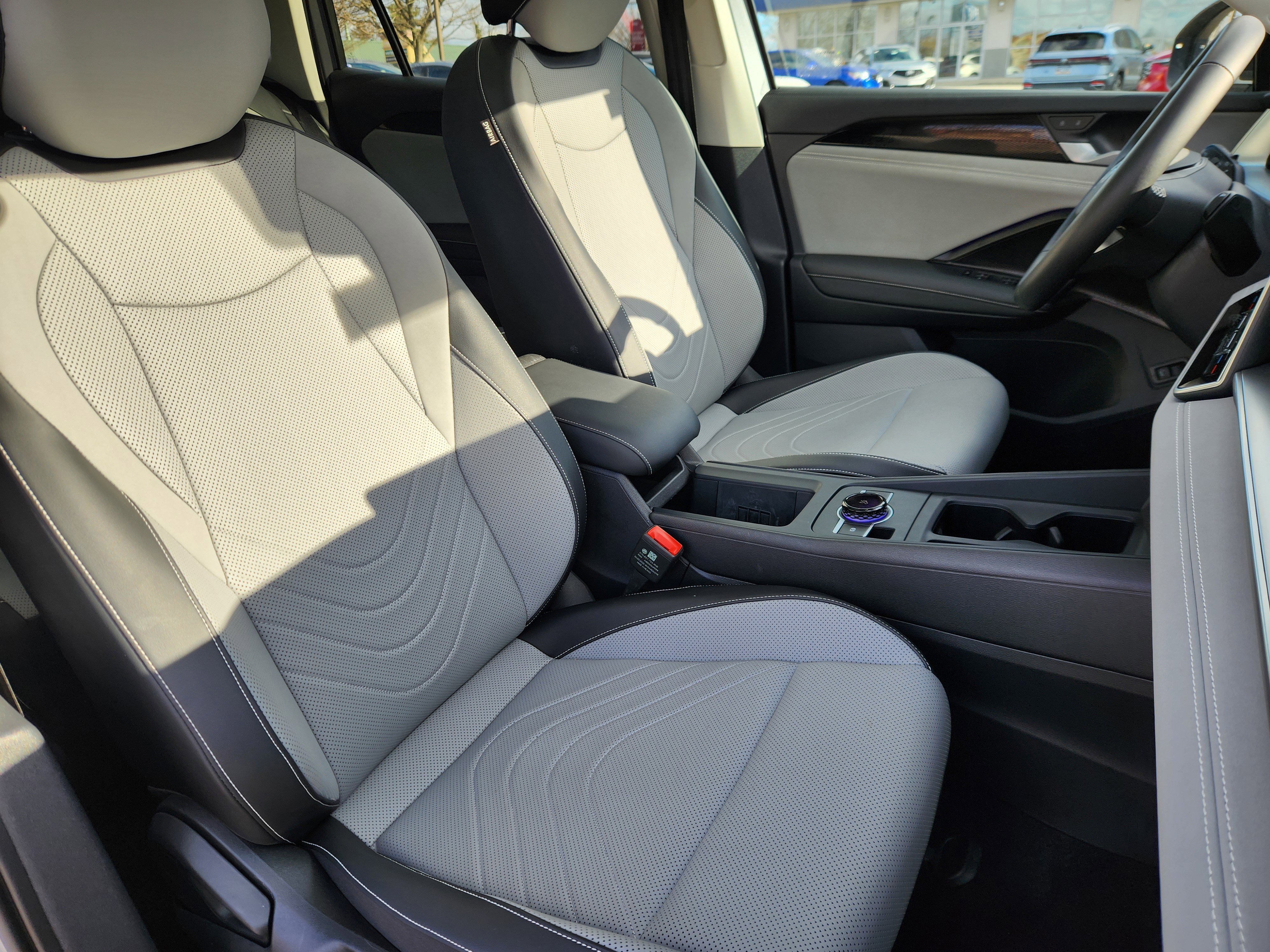 Certified 2025 Volkswagen Tiguan SE w/ Panoramic Sunroof Package image 14