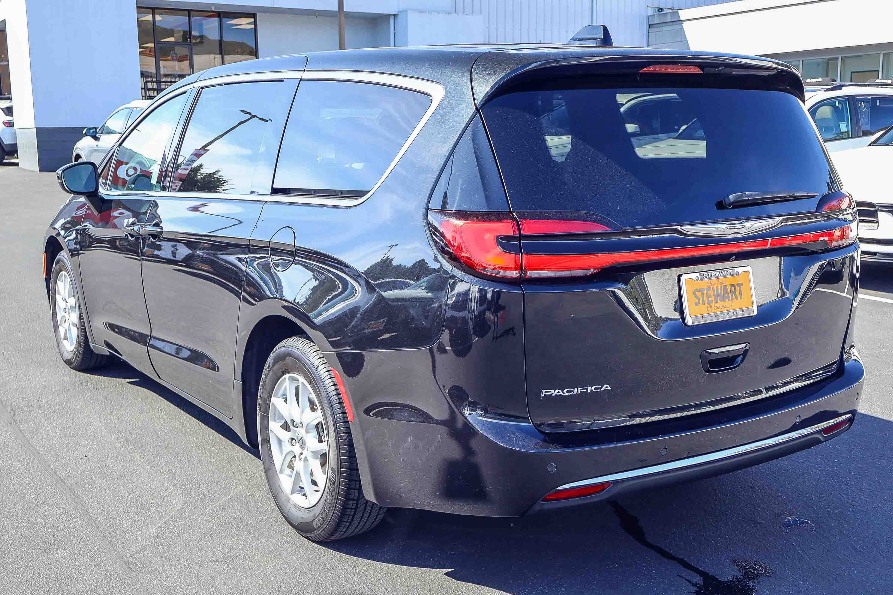 Used 2023 Chrysler Pacifica Touring-L image 23