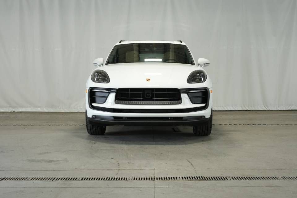 Certified 2025 Porsche Macan AWD/4WD image 10