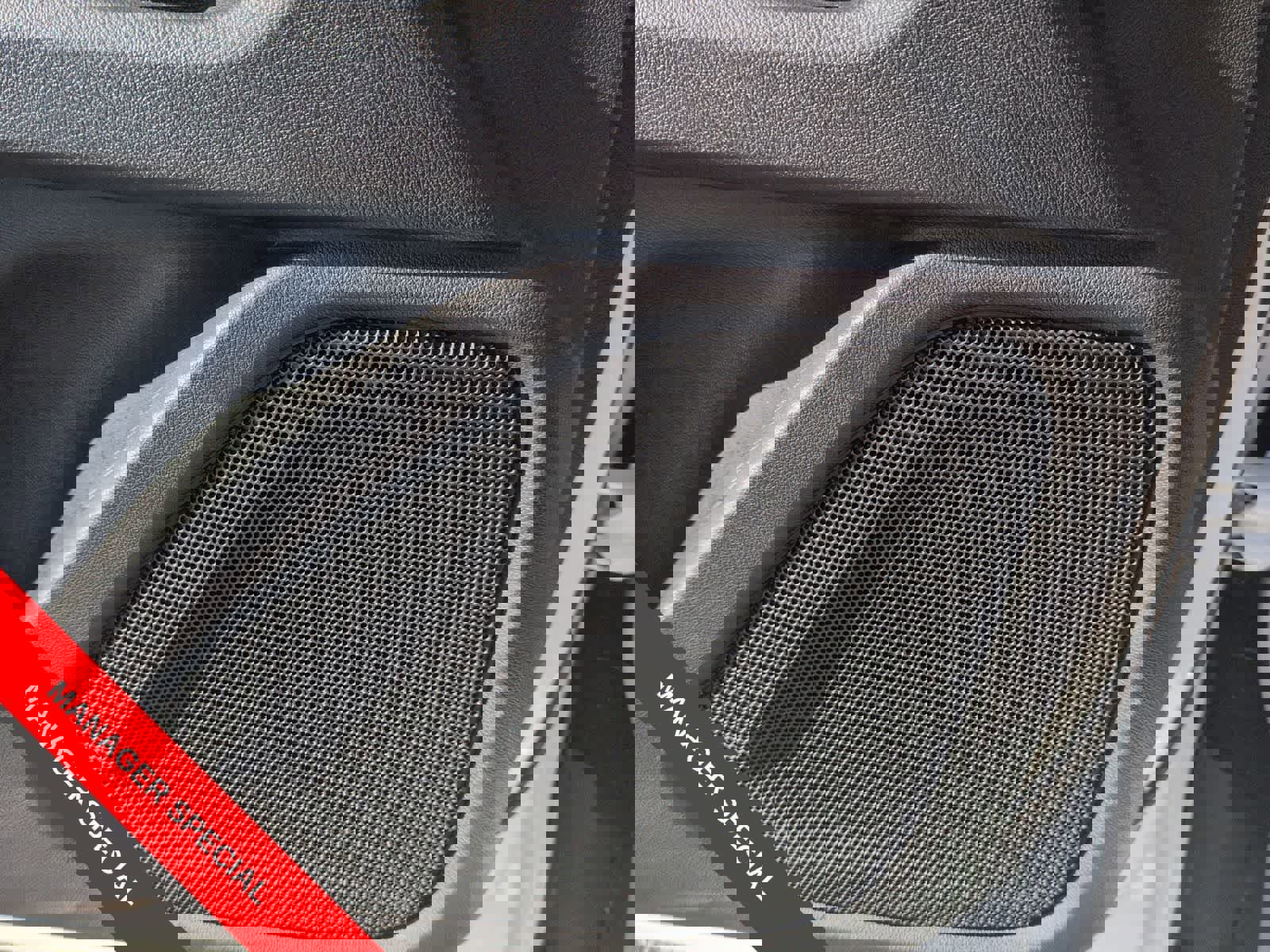 Used 2023 GMC Terrain SLT image 27