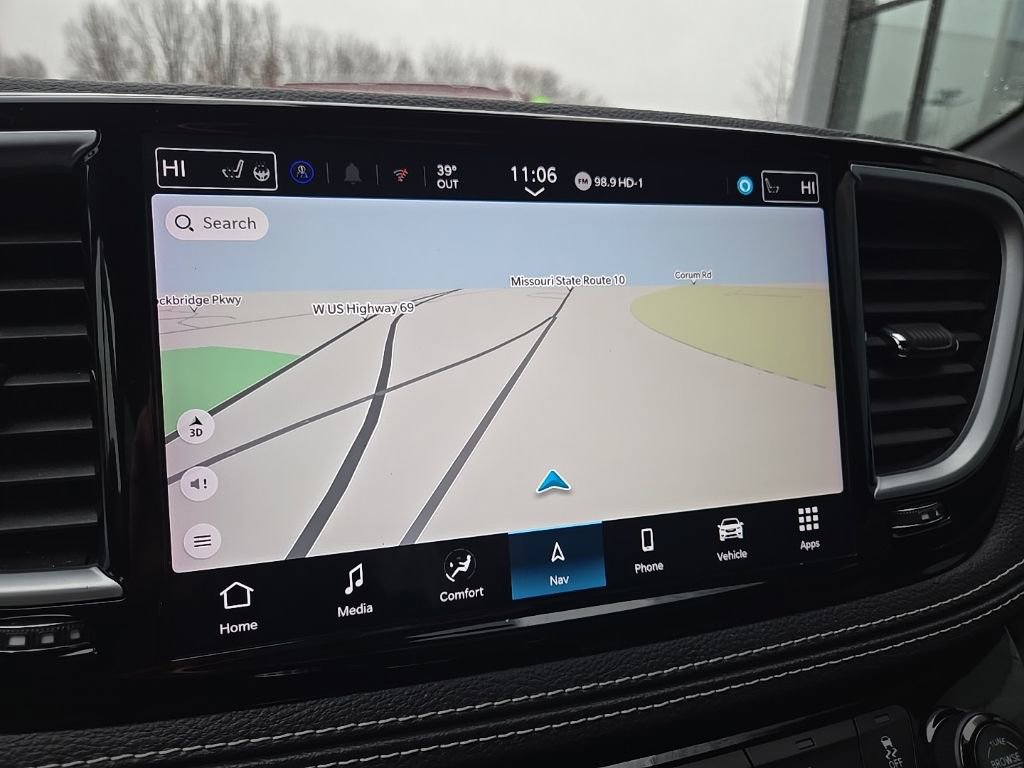 Used 2025 Chrysler Pacifica Limited image 50