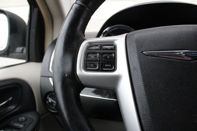 Used 2014 Chrysler Town & Country Touring-L w/ Driver Convenience Group image 9